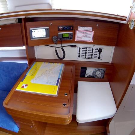 Dufour 335 GL navigation table