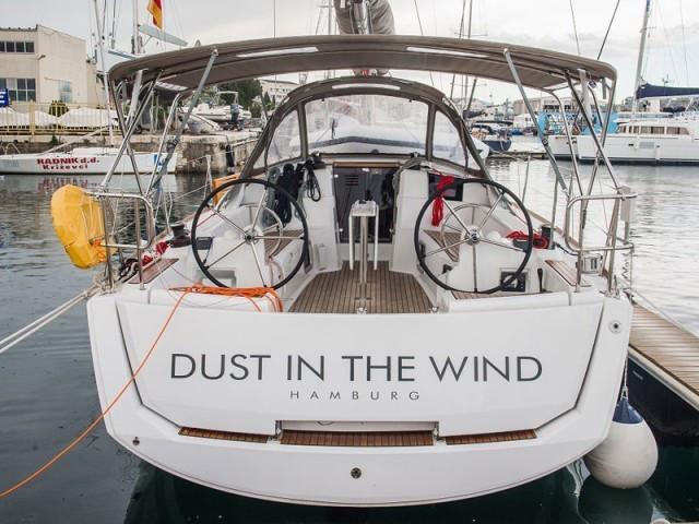 Sun Odyssey 389 / Dust in the wind (2017)