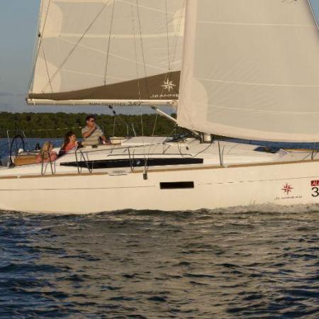 Simbolična fotografija: Sun Odyssey 349 - 3 cab. / Adria Moon (2016)